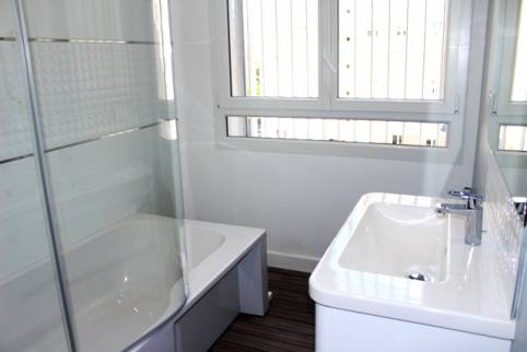 Salle de bain rénovée avec baignoire et meuble vasque - Montauban 82