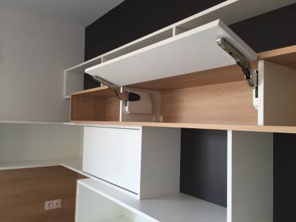 Réalisation d'une bibliothèque sur mesure dans une maison à l'ouest de Lyon