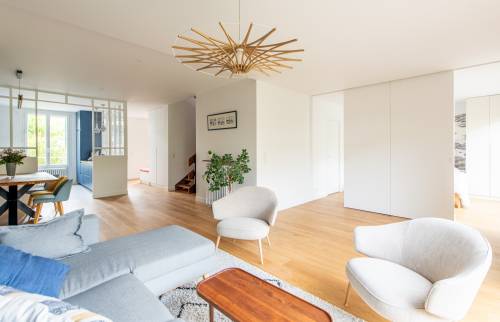 Transition discrète entre les zones de vie grâce à une porte cachée à Paris 16e.