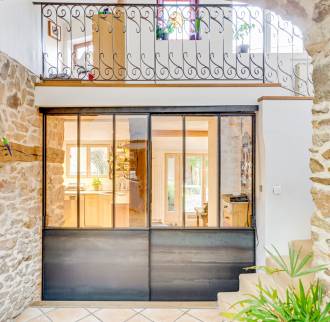 Réalisation d’une porte intérieure coulissante en métal sur mesure dans un esprit verrière d’atelier, maison de l’ouest lyonnais