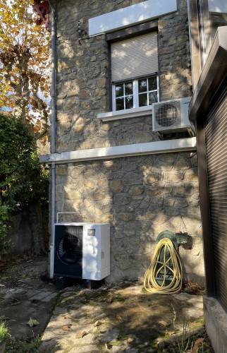 Vue d'ensemble de l'unité extérieure, positionnée discrètement à l'arrière de la maison