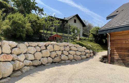 mur d'enrochement et allée gravillonnaire