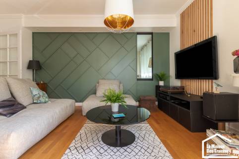 Rénovation et décoration d'un appartement de caractère situé sur Lyon : panneau décoratif en relief réalisé sur mesure