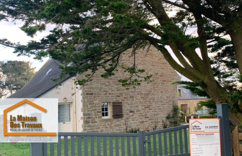 la modification et la création de nouvelles fenêtres de toit. L’objectif ? Apporter un maximum de lumière naturelle à l’intérieur tout en préservant l’authenticité de cette maison de caractère.