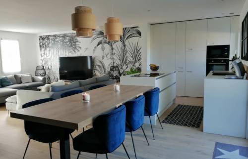 Vue d'ensemble sur la pièce de vie 