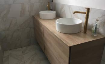 Le meuble suspendu et ses deux vasques