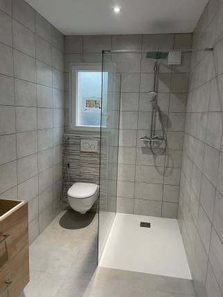 Salle de bain dans le garage transformé en espace habitable - Viriville 38980