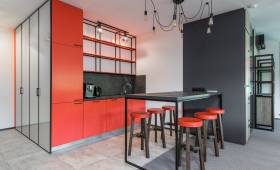 Une cuisine moderne et colorée dans un open space - Paris 17