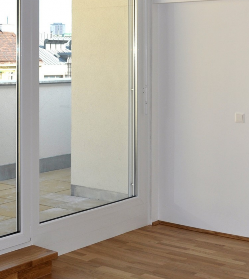 Découvrez cette belle réalisation de La Maison Des Travaux Marmande : remplacement d'une baie vitrée pour un intérieur lumineux et moderne. Une ouverture sur l'extérieur qui allie esthétique et performance énergétique.