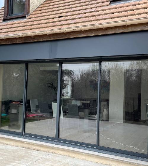 Installation d’une baie vitrée à Couëron : rénovation et ouverture sur le jardin après