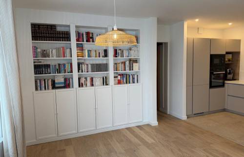 Une mise en situation par une cliente impatiente de découvrir sa bibliothèque 