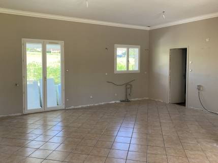 Neuville (69250) : rénovation intérieure avec création d'un sas d'entrée et nouvelle décoration du séjour et de la cuisine