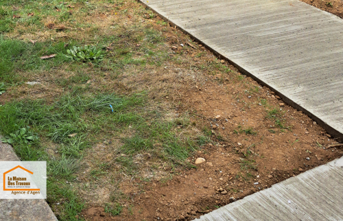 Préparation du terrain avec décaissement et traçage précis pour la création d’un futur chemin en béton à Le Passage (47520).