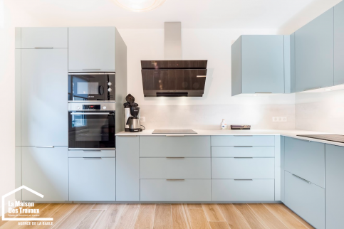 Joli bleu tendre pour cette cuisine