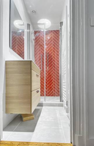 Installation élégante de la vasque et du meuble en bois clair, Saint-Cloud.