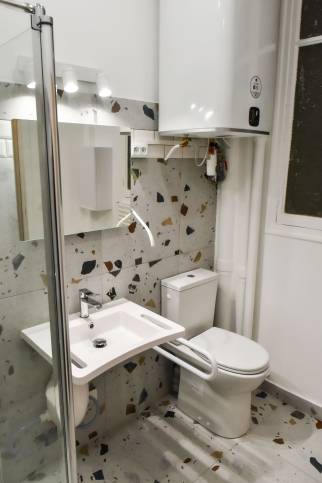 Salle de bain senior moderne et design