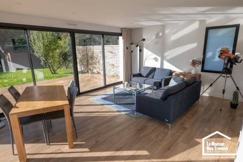 Une grande baie vitrée d’angle pour baigner la pièce de lumière