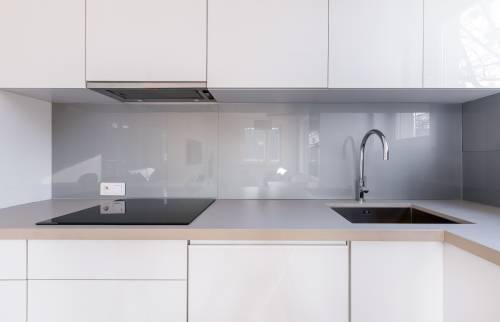 Vue frontale façades nouvelle cuisine équipements et rangement crédence brillante unie -La Ciotat (13600)