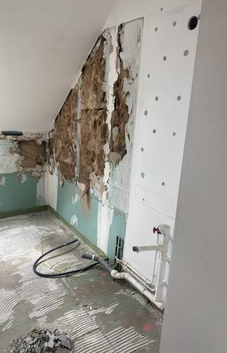 Dépose de l'ancienne salle de bain pour une nouvelle disposition 