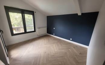Pose de parquet massif en bâtons rompus dans une maison - Solliès-Toucas 83210
