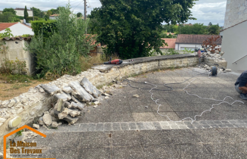 PENDANT Muret en pierre et béton dégradé