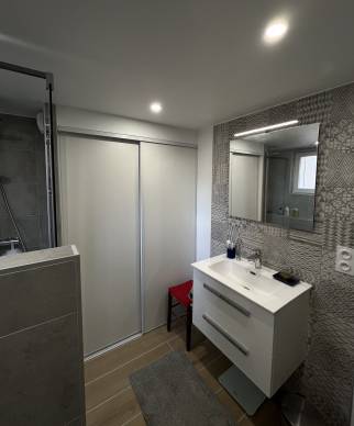 Meuble vasque brillant et faïence type carreaux de ciment