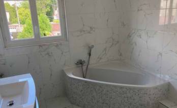 salle de bain aux jolis matériaux