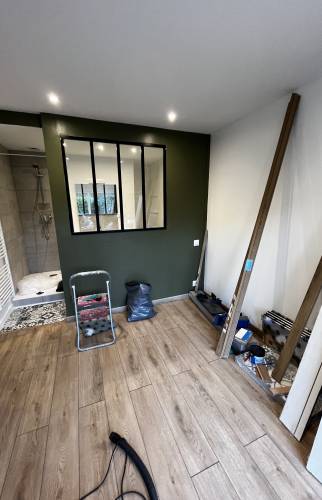 Salle de bain en cours de finition après les travaux de nos artisans terminés