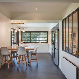 Aménagement intérieur moderne après extension – espace cuisine Maison T.