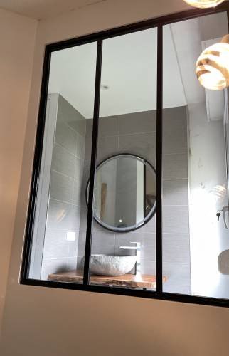 vue sur la salle de bain et sur la verrière