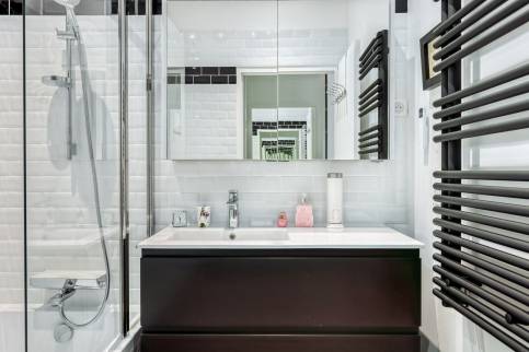 Rénovation d'un appartement ancien dans le coeur de Lyon : salle de bains esprit rétro noir et blanc