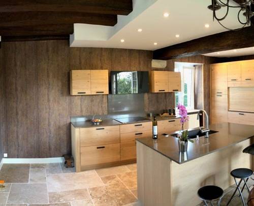 Cuisine amériacain en bois clair dans un chalet