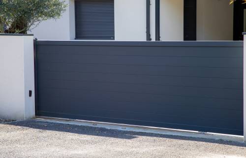 Portail coulissant aluminium et volets motorisés assortis pavillon à Nucourt (95420)