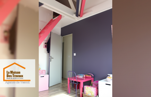 	Chambre d’enfant avec mezzanine et déco moderne - Harmonie de couleurs vives et agencement malin pour une pièce fonctionnelle et pleine de vie.