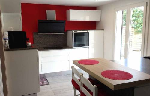 Cuisine changée, couleur blanc laqué, plan de travail granit à Sierentz