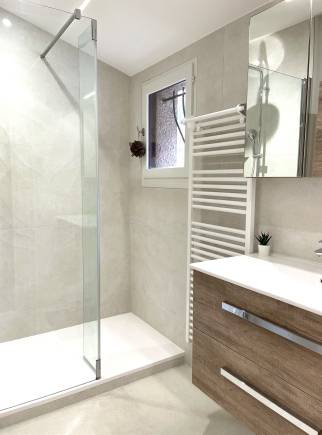 une salle de bain moderne et lumineuse 