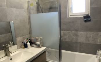 Salle de bain réagencée et rénovée étage maison Galluis