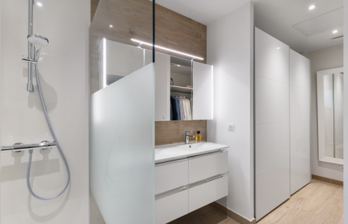 Salle de bain avec douche à l'italienne à Vertou