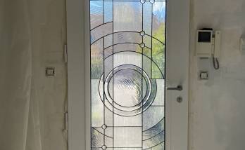 Rénovation d'une porte d'entrée, dans un style Art Déco, maison située à Ecully (69130) : originalité du design et grande luminosité