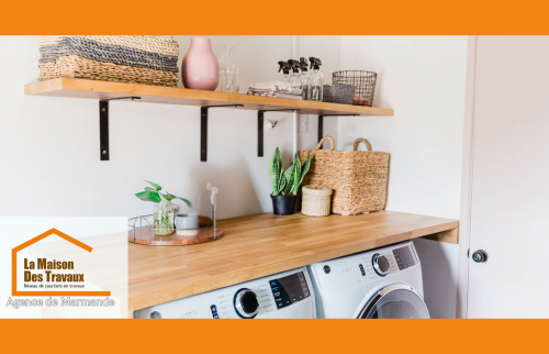 Buanderie rénovée avec plan de travail bois clair et rangements pratiques – par Sandrine Férin, La Maison Des Travaux de Marmande.