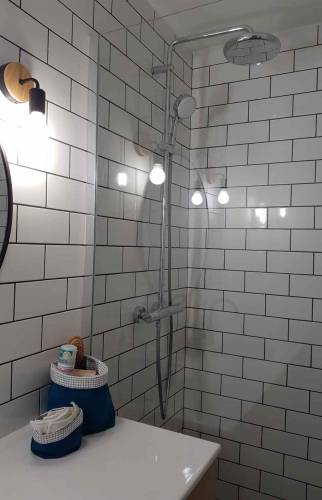 Le coin douche à l'italienne de la salle de bain 