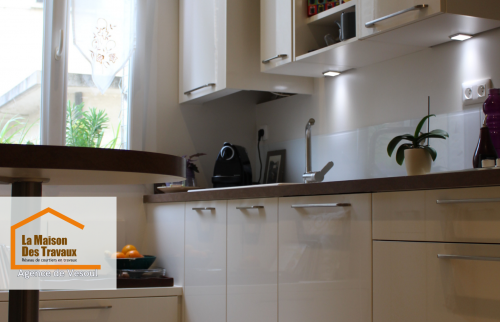 Cuisine contemporaine à Luxeuil : plan de travail en bois, plaque de cuisson moderne et rangements sur mesure pour un style épuré et fonctionnel.