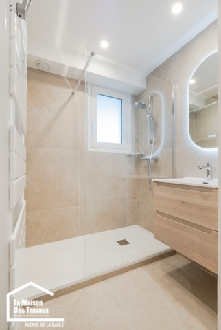 Grande douche à receveur plat