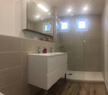 Vue d'ensemble de la nouvelle salle de bain