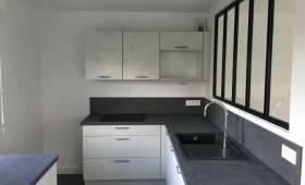cuisine blanche avec un plan de travail gris anthracite 