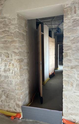 ouverture de la cloison intérieure pour relier la grange au reste de la maison