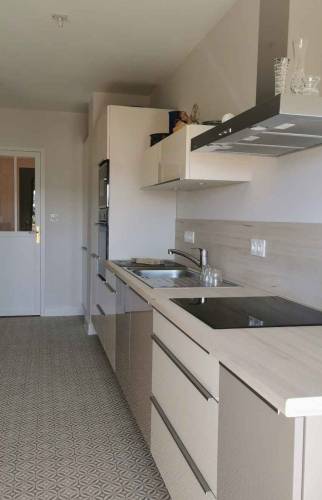 sol pvc imitation carreau de ciment et meuble beige