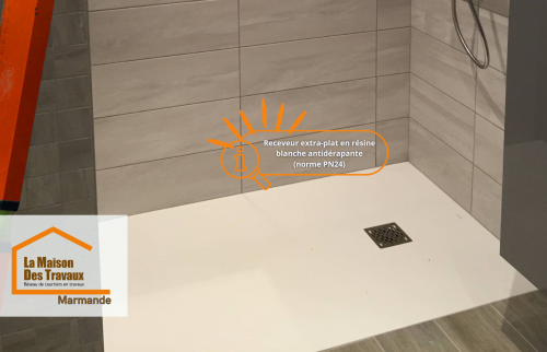 Receveur extra-plat en résine blanche antidérapante (norme PN24) : sécurité, confort et accessibilité au quotidien.