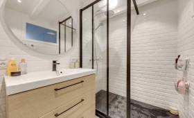 Une salle de bains dans un esprit vintage rétro, rénovation complète sur Lyon 9ème