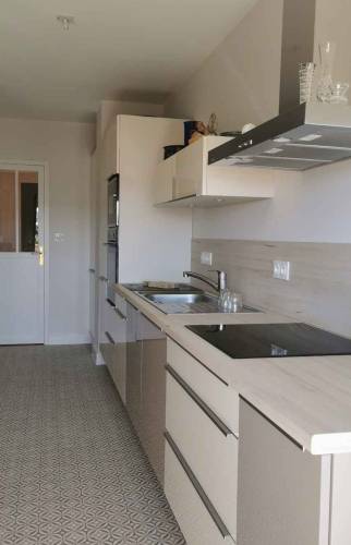 sol pvc imitation carreau de ciment et meuble beige